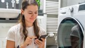 Mujer mirando su teléfono