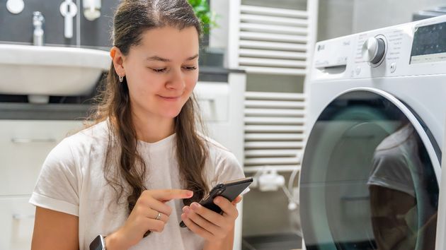 Mujer mirando su teléfono