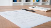 Primer plano de un contrato puesto sobre la mesa
