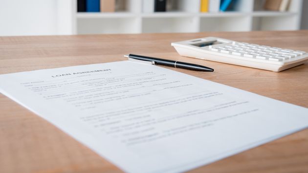 Primer plano de un contrato puesto sobre la mesa