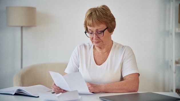 Imagen de una mujer revisando unos documentos