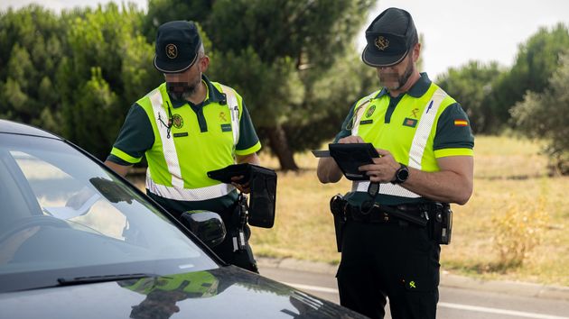 agentes de la guardia civil parando un coche