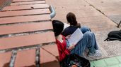 Dos estudiantes aleatorias antes de entrar al examen de selectividad
