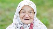 Mujer mayor con hiyab