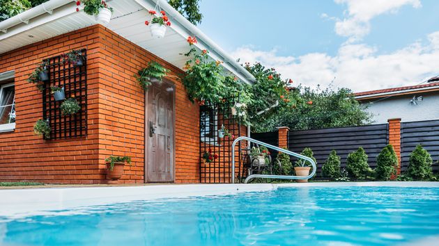 Una piscina en el patio de una casa