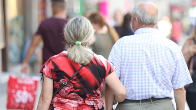 Dos jubilados paseando por Madrid