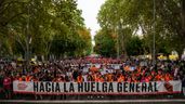 Numerosas personas sostienen una pancarta con el lema 'Hacia la huelga general' en Madrid
