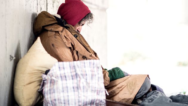 Una mujer en situación de pobreza pide dinero