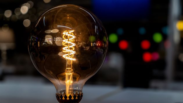 Una bombilla de luz encendida