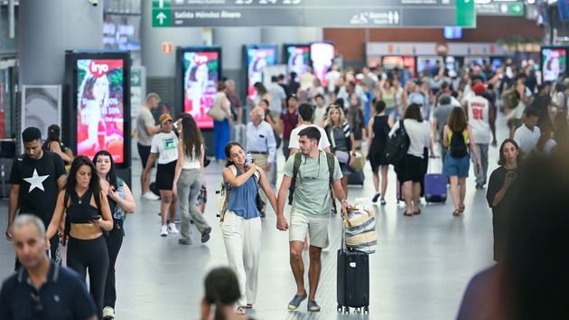 Varias personas en la Estación de Madrid Puerta de Atocha - Almudena Grandes