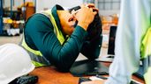 Trabajador con las manos en la cabeza