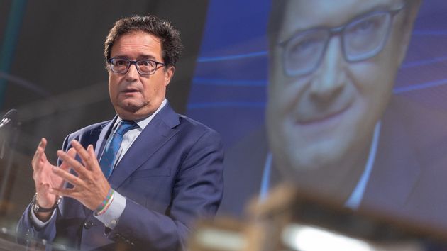 El ministro Óscar López aplaude durante un acto
