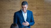 Pedro Sánchez mirando hacia abajo