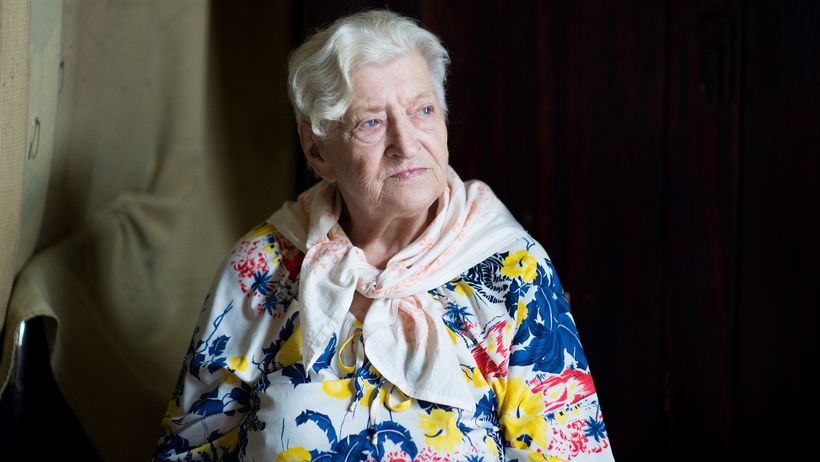 Una anciana de 88 años no puede pagar la hipoteca, le embargan la casa y el nuevo propietario le corta la luz y el agua en pleno agosto: un juez advierte que no era una ‘okupa’