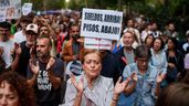 Varias personas sostienen pancarta con lema 'Sueldos arriba, pisos abajo' durante la manifestación del sábado