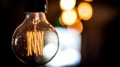 Una bombilla de luz encendida