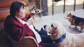Una anciana con varios perros