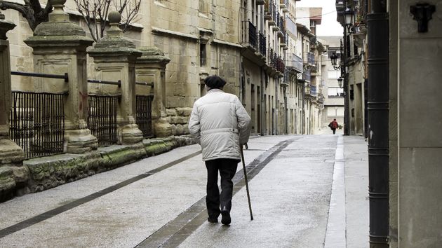 Hombre mayor paseando