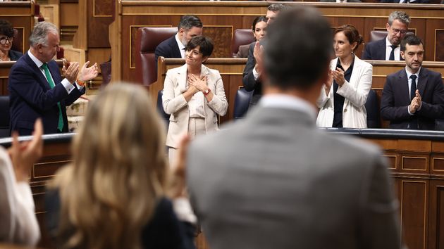 Ministra de Vivienda Isabel Rodríguez aplaudida por sus compañeros