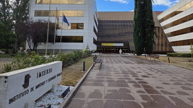 Mujer entrando sede Imserso