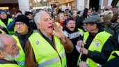Varios jubilados manifestándose