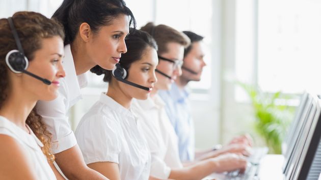 Teleoperadores en una oficina