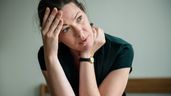 Una mujer aleatoria triste y cansada