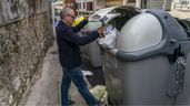 Una persona tirando la basura 