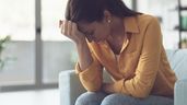 Una mujer aleatoria con la cabeza agachada, triste