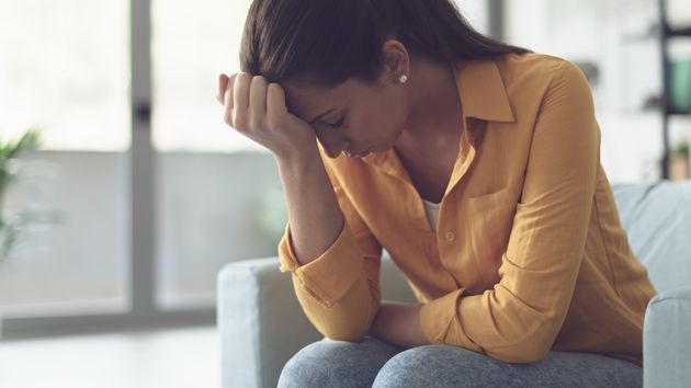 Una mujer aleatoria con la cabeza agachada, triste