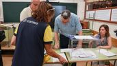 Una empleada de Correos entrega los votos por correo