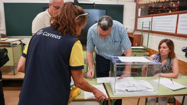 Una empleada de Correos entrega los votos por correo
