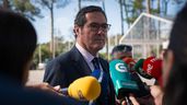 Garamendi rodeado de micrófonos