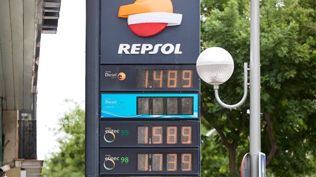 Panel de precios de una gasolinera 