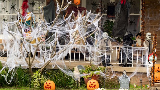 una casa con decoración de Halloween
