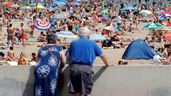 Jubilados mirando a la playa