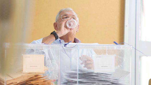Persona mayor hace de presidente en una mesa electoral