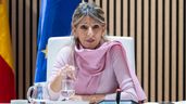 Yolanda Díaz gesticulando con la mano