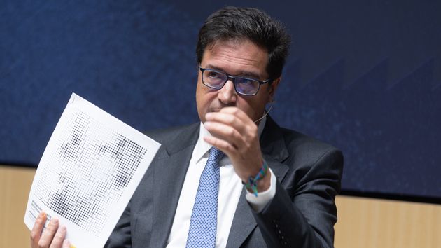 Óscar López gesticula