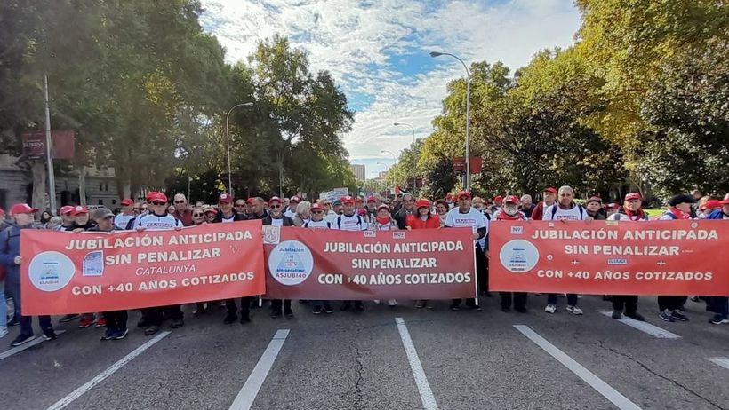 Los jubilados con 40 años cotizados piden un decreto ley contra el recorte de hasta el 28% en su pensión, la vía que el Gobierno ya usó con las Cortes disueltas