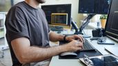 Un informático trabajando en la oficina