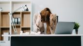 Una mujer estresada en su puesto de trabajo