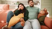 Una pareja en un sofá 