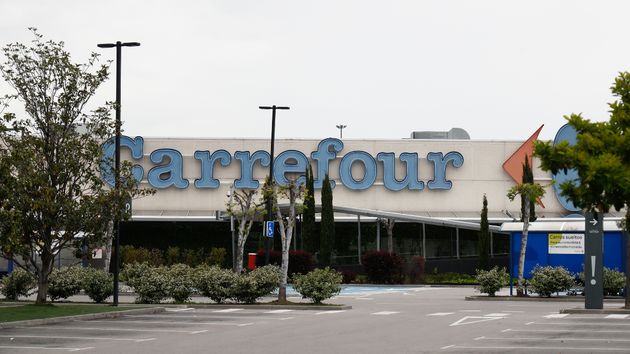 Carrefour despide a una trabajadora por quedarse con 8,83 euros de un cupón descuento: es improcedente y tendrán que pagarle 27.755 euros o readmitirla