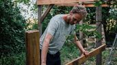 Hombre trabajando con madera