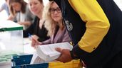 Trabajador de Correos en una mesa electoral