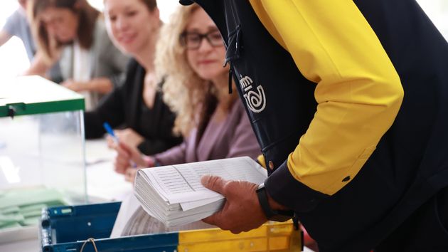 Trabajador de Correos en una mesa electoral