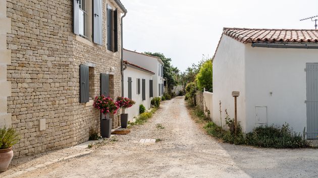 Un camino entre dos casas