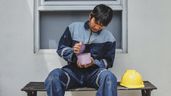 Trabajador con táper de comida
