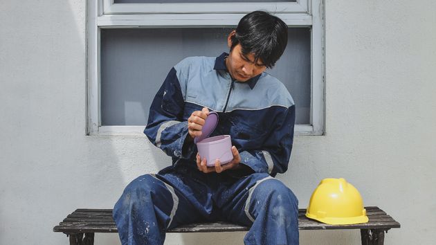 Trabajador con táper de comida